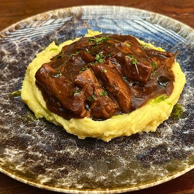 Рваная говядина с соусом демиглас и картофельным пюре в Houdini по цене 36 р.