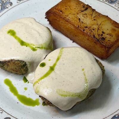 Медальоны из говядины в фисташковой корочке с песто из грецкого ореха и картофельным гратеном в L'angolo Italiano по цене 58 р.