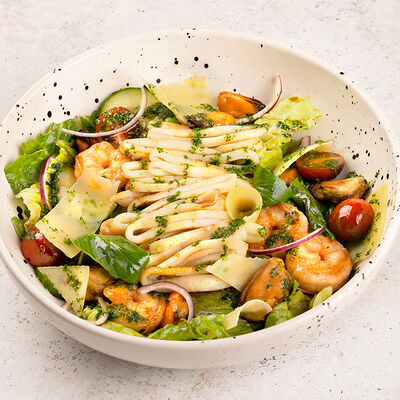 Теплый салат с морепродуктами в Рокнроллы по цене 995 ₽