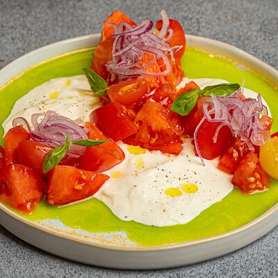 Томаты со страчателлой в 321 Club by Novikov по цене 590