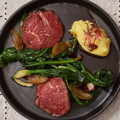 Филе-миньон с трюфельным пюре, соте из овощей и соусом из шиповника в Банщики по цене 1690 ₽