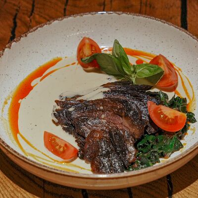 Межрёберное мясо с южными томатами и огуречным маслом в Rekki Pizza & Cocktail Bar по цене 1090 ₽