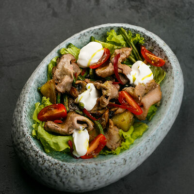 Теплый салат с ростбифом в Tre/Quarti по цене 890 ₽