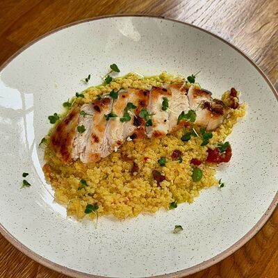 Куриная грудка су-вид с ризотто из пшена в Kvartal по цене 790 ₽