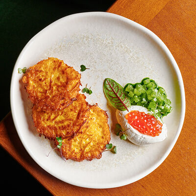 Драники с красной икрой, сметаной и сальсой из малосольного огурца в Булгаков по цене 660 ₽