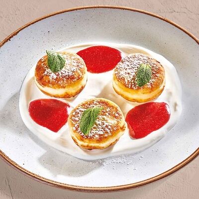 Сырники со сметаной и клубничным конфитюром в Pizzarella36 по цене 590 ₽