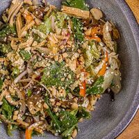 Всеазиатский салат в The Rocket Bar