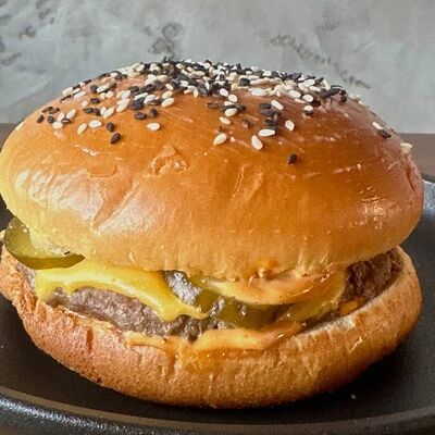 Чизбургер 2.0 в Бекки бар по цене 550 ₽