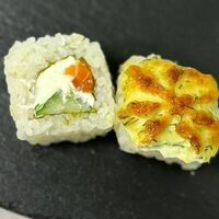 Ролл с лососем запеченныйв TAY NAY