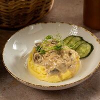 Бефстроганов из телятины с грибами и картофельным пюре в Чакапули