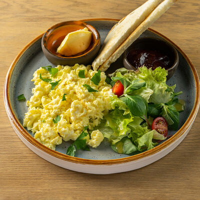 Скрэмбл из трёх яиц с тостами, джемом и маслом в Coffee Room Coworking по цене 420 ₽