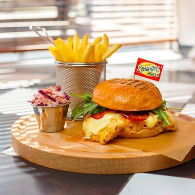 Криспи Чикен бургер в PAPAS & BEVERLY по цене 680 ₽