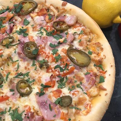 Пицца мясная с перцем халапеньо 30 см в Friday по цене 890 ₽