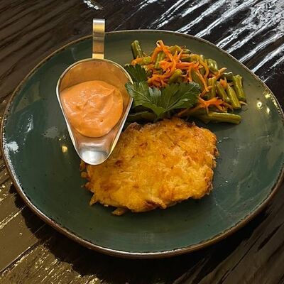 Шницель по-столичному, обжаренные фасоль с морковью, соус кетчуп-майонез в Длинный нос по цене 370 ₽