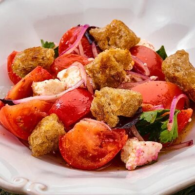 Салат из помидоров с адыгейским сыром в Матрёшка по цене 1390 ₽