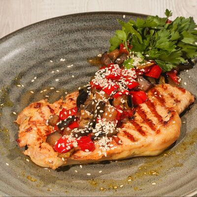 Эскалоп из cвинoй корейки с овощами в соусе Чили в Троя по цене 930 ₽