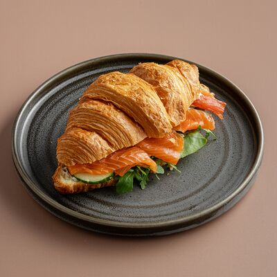 Круассан с форелью в Coffeeshop Company по цене 700 ₽
