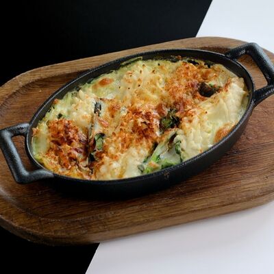 Запечённый кальмар со шпинатом и рисомв Luna по цене 950 ₽