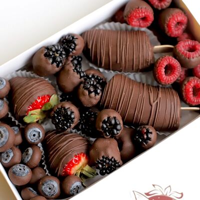 Набор Ягоды в темном шоколаде М в Berry Boutique по цене 3000 ₽