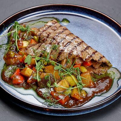 Вырезка говяжья с овощами в Пожарка по цене 1135 ₽