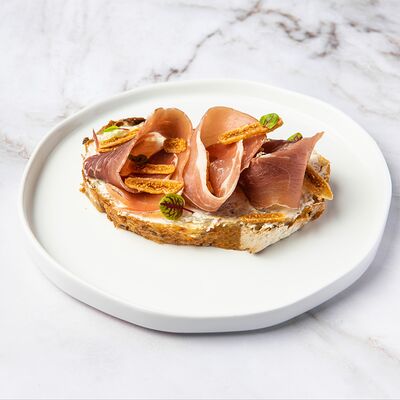 Брускетта с пармской ветчиной и вяленым инжиром в Хлеб и Вино по цене 890 ₽