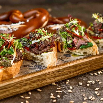 Сэт брускетт с ростбифом и лососем в Paulaner Wirtshaus Polyanka по цене 850 ₽