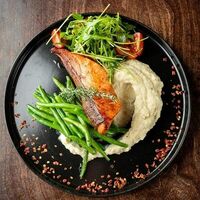 Стейк из лососяв Clever Irish Pub