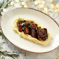 Томленная в темном пиве грудинка с картофельным пюре в Pitnica