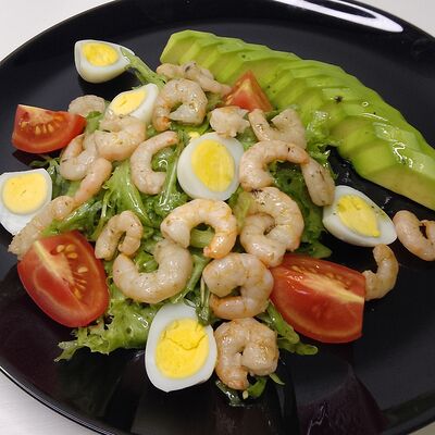 Салат коктейль с креветками в Отменная пельменная по цене 460 ₽