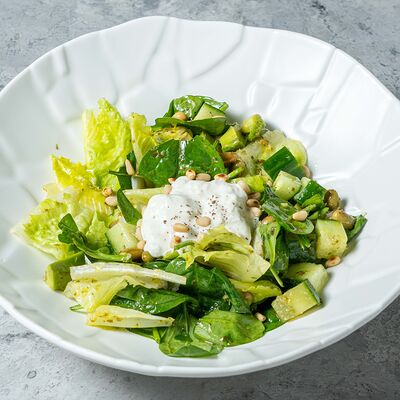 Зелёный салат с авокадо, страчателлой и соусом понзу в Шато Винтаж по цене 820 ₽