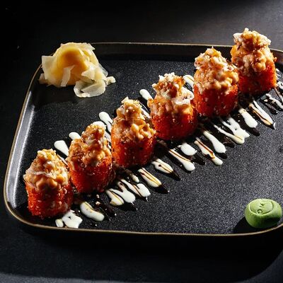 Ролл, запеченный с лососем и сальсой из баклажанав Tangiers Lounge по цене 1160 ₽