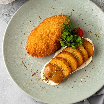 Пожарская котлета с запеченным картофелем и чесночным соусом в Егерь по цене 1190 ₽