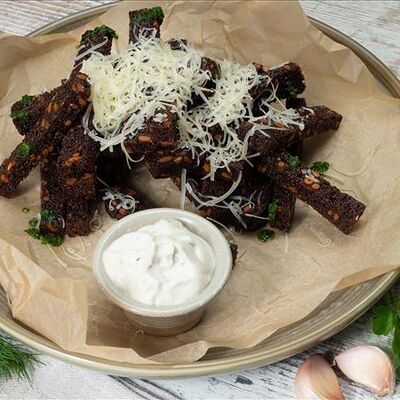 Гренки с соусом и сыром Я в Пражский по цене 450 ₽