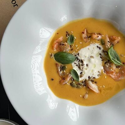 Тыквенный крем-суп со страчателлой и креветками в Salva dor bistro по цене 590 ₽