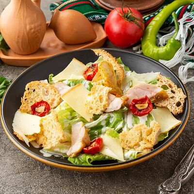 Салат с куриным бедром и копченым сыром сулугуни в Мейерхольд по цене 490 ₽