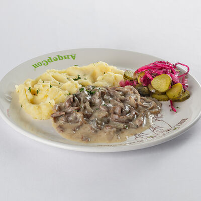 Бефстроганов с картофельным пюре, маринованными огурцами и луком в АндерСон по цене 830 ₽