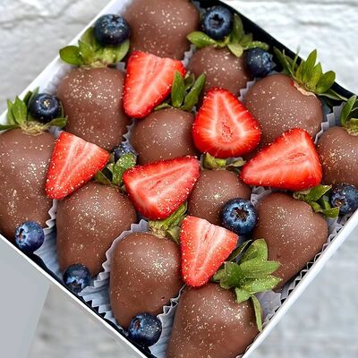 Клубника в шоколаде Berry Mix S в Verria Chocolate - клубника в шоколаде по цене 2090 ₽