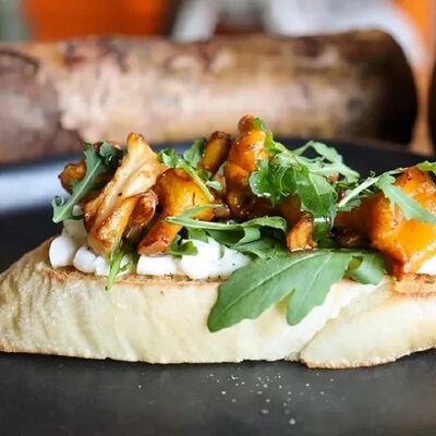 Брускетта с лисичками в Двор Помидор по цене 180