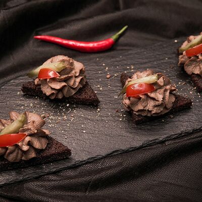 Паштет из печени кролика на бородинском хлебце в Абрамовъ по цене 890 ₽