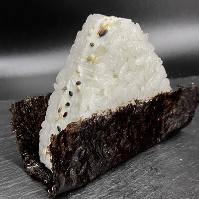 Онигири Сливочный в Поедем поедим по цене 120 ₽