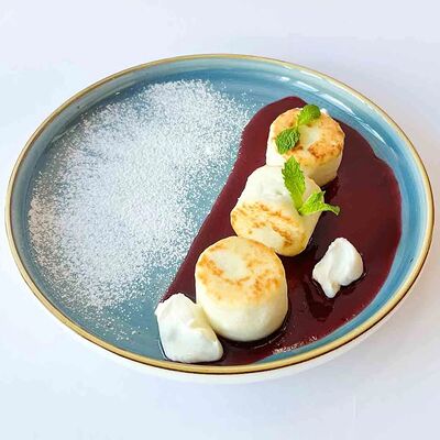 Сырники с ягодным кули и сметаной в CrepeCafe по цене 2590 ₸