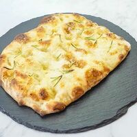 Фокачча с печеным чесноком, розмарином и пармезаном в The Brasserie