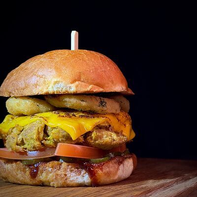 Бургер с рваной свининой в Red Rocket Bar по цене 670 ₽