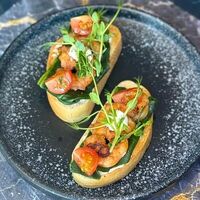 Брускетта с креветками в BRCAFE