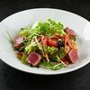 Салат с тунцом и медово-горчичным соусом в Fiolet по цене 860