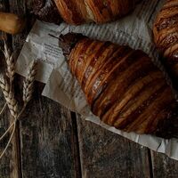 Круассан шоколадный в Dada Art Bakery