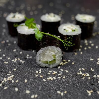 Маки огурец-сыр в Restobar Первый & Ресторан доставки Личный повар по цене 199 ₽