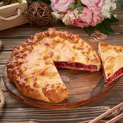 Пирог с яблоком и вишней в Ватруш пекарня-кондитерская по цене 890 ₽