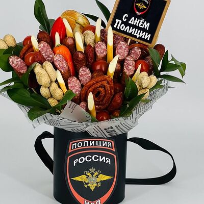 Колбасный букет в шляпной коробке с днем полиции в Дарите красиво по цене 5990 ₽