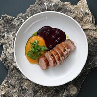 Утка с кремом из печеной тыквы и соусом из черной смородины в Cascade